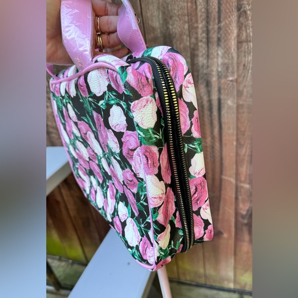 Betsey Johnson Roses Bow Cosmetic Weekender - Picture 8 of 9